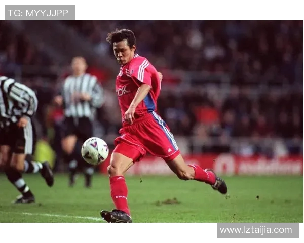 足球明星带球动作精彩瞬间展现球场魅力与技术之美